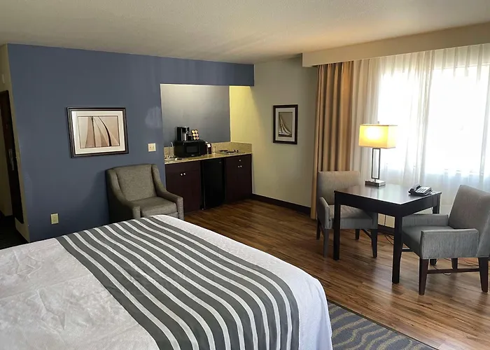 Best Western Plus Edmonds Harbor Inn